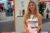 HDKZ-Professorin Dorota Iwaszczuk hält am Messestand den Flyer des HDKZ hoch und den Elitfaden UAS und GIS.